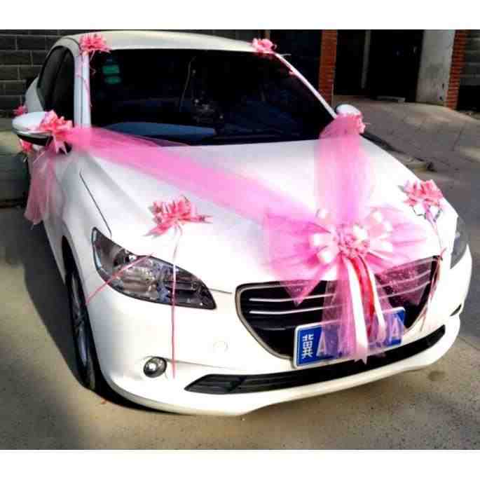 Qui décore la voiture pour les mariés?