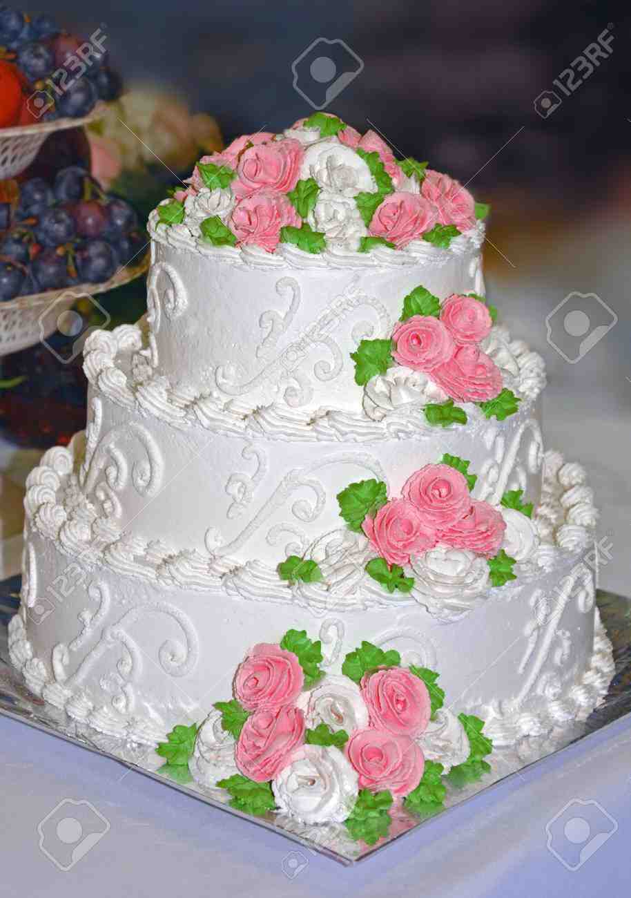 Comment décorer le gâteau d'anniversaire d'une fille?