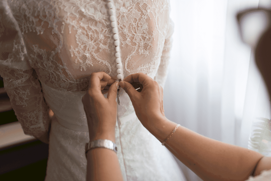 Qui a acheté sa robe de mariée sur Internet?