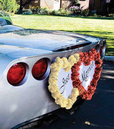 Qui a décoré la voiture de mariage et s'est marié?
