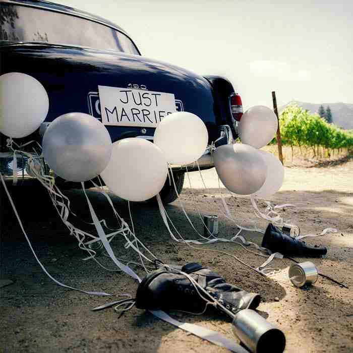 Qui décore la voiture des mariés?