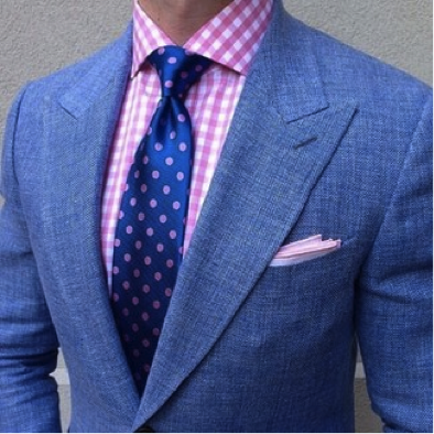 Qu'est-ce qu'une cravate de chemise grise ?